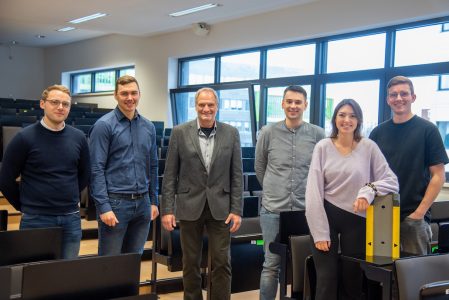 Freuen sich über den Erfolg beim Doka-Studierendenwettbewerb (v. l.): Tim Kasparek, Aaron Knippenberg, Prof. Dr. Jürgen Biernath, Tim Eickhoff, Carolin Ullrich und Julius Steinbach. (Foto: FH Münster/Michelle Liedtke)