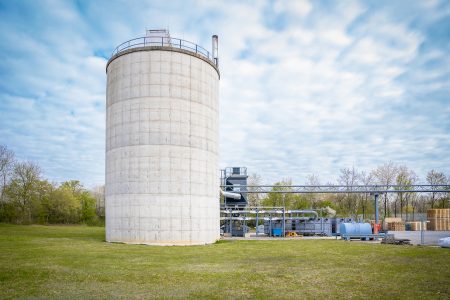 Das Spänesilo ist ein Teil der Wärmegewinnungs-Anlage bei Schörghuber, dem Hersteller von Spezialtüren aus Holz. Hier wird das Material aus eigenen Sägeabfällen gesammelt und von dort aus in die Holzfeuerung befördert. Die dabei entste-hende Wärme genügt, um Pressen und Lacktrockner sowie alle vier Produktionshallen und das Verwaltungsgebäude zu beheizen.