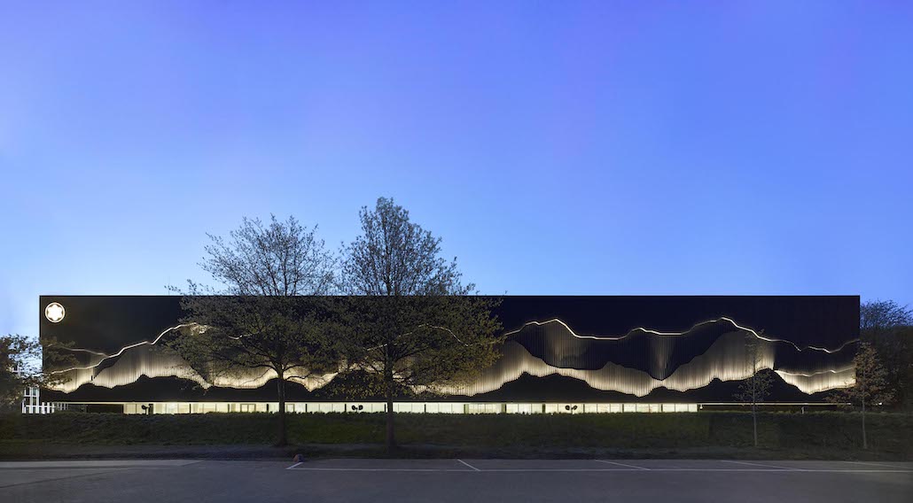 Die 2800 m² große Fassade des Montblanc-Besucherzentrums ist mit einem geschichteten Relief ausgebildet, das hinterleuchtet ist und in den dunklen Stunden der Gebäudehülle ein noch spektakuläreres Erscheinungsbild verleiht