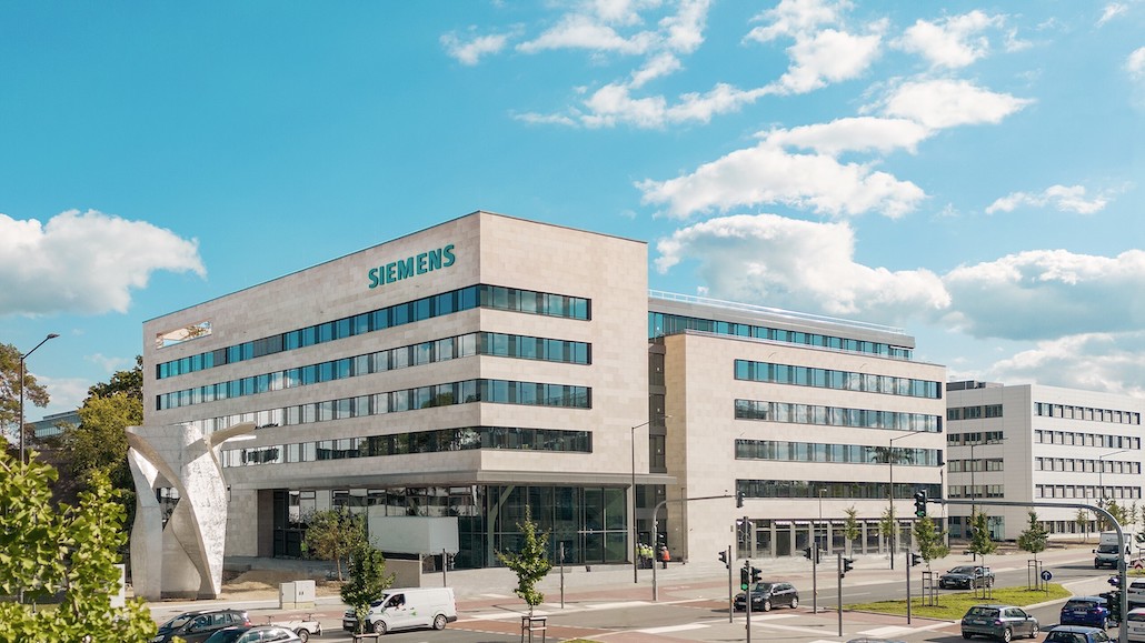 Das markante, zentrale Empfangsgebäude ist das neue Gesicht von Siemens in Erlangen. Es wurde CO₂-sparend in Holzhybrid-Bauweise errichtet und beherbergt auch Büros für den Siemens Vorstand.