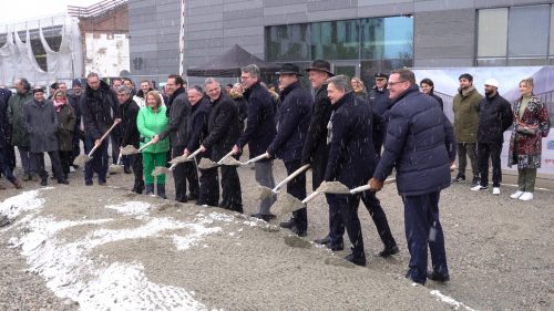 Der Spatenstich wurde durch Schneefall begleitet. v.l.n.r.: Thomas Sendtner (staatliches Bauamt), Alexander Anetsberger (Landrat Eichstätt), Eva Gottstein MdL, Peter von der Grün (Landrat Neuburg-Schrobenhausen), Dr. Christian Scharpf (Oberbürgermeister Stadt Ingolstadt), Roland Weigert (Staatssekretär StMWI), Markus Blume (Staatsminister StMWK), Dr. Markus Söder (Ministerpräsident), Prof. Dr. Walter Schober (Präsident der THI), Alfred Grob MdL, Christian Müller (Kanzler der THI)