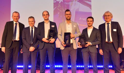 VDBUM-Präsident Peter Guttenberger (r.) und die Vorstandsmitglieder Dirk Bennje und Prof. Jan Scholten mit den Gewinnern des VDBUM-Förderpreises 2023 - Daniel Wild von der Max Wild GmbH, Steven Mac Nelly von Benninghoven und Maximilian Schöberl von der TU München (v.l.n.r.). (Foto: VDBUM)