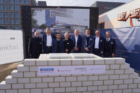 (v.l.n.r.): Kurt Zech (Vorstandsvorsitzender Zech Group), Markus H. Müller (Vorstandsvorsitzender der Sparda-Bank Hessen eG), Stadtrat Mike Josef (Dezernent für Planen, Wohnen und Sport der Stadt Frankfurt am Main), Wolfrat Voigt (Präsident der Gustav Zech Stiftung), Michael Weidmann (Stellv. Vorstandsvorsitzender der Sparda-Bank Hessen eG), Olaf Kühl, Bereichsleiter Facility Management bei Messe Frankfurt Venue GmbH, Rüdiger Orth (Mitglied des Vorstands der Sparda-Bank Hessen eG), Kai M. Dreesbeimdiek (Geschäftsführer Gustav Zech Stiftung Management GmbH) (c) Zech Group SE