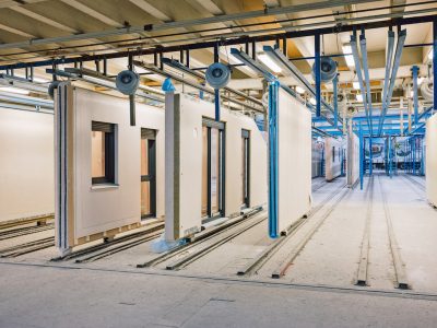 Die energieeffizienten und ressourcenschonenden Wandelemente in Holz-Tafelbauweise wurden im KAMPA-Werk in Freiwalde vorgefertigt.