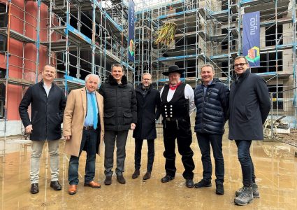 .l.n.r.: Kruno Crepulja (Vorstandsvorsitzender Instone Real Estate), Volker Mosblech (zweiter Bürgermeister der Stadt Duisburg), Andreas Gräf (Vorstand Instone Real Estate), Stefan Dahlmanns (Geschäftsführer Nyoo Real Estate), Carsten Riediger (Betriebsratsvorsitzender Instone Real Estate), Daniel Voss (PFA) und Kai Schubart (Domicil Real Estate) (c) Nyoo Real Estate.