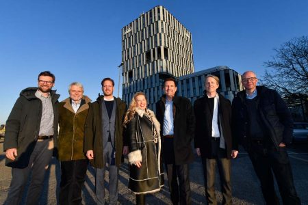 Eigentümer:innen und Mieter vor dem OPTINEO: Maximilian Maltz, Heinrich Maltz jun., Kim Philippe Schliesing (KPMG), Susanne Egger (OPTIREAL), Oliver Vogt (WÖHR + BAUER), Oliver Lamsfuss (KPMG), Tim Kruse (WÖHR + BAUER) (v.l.n.r), Quelle: WÖHR + BAUER