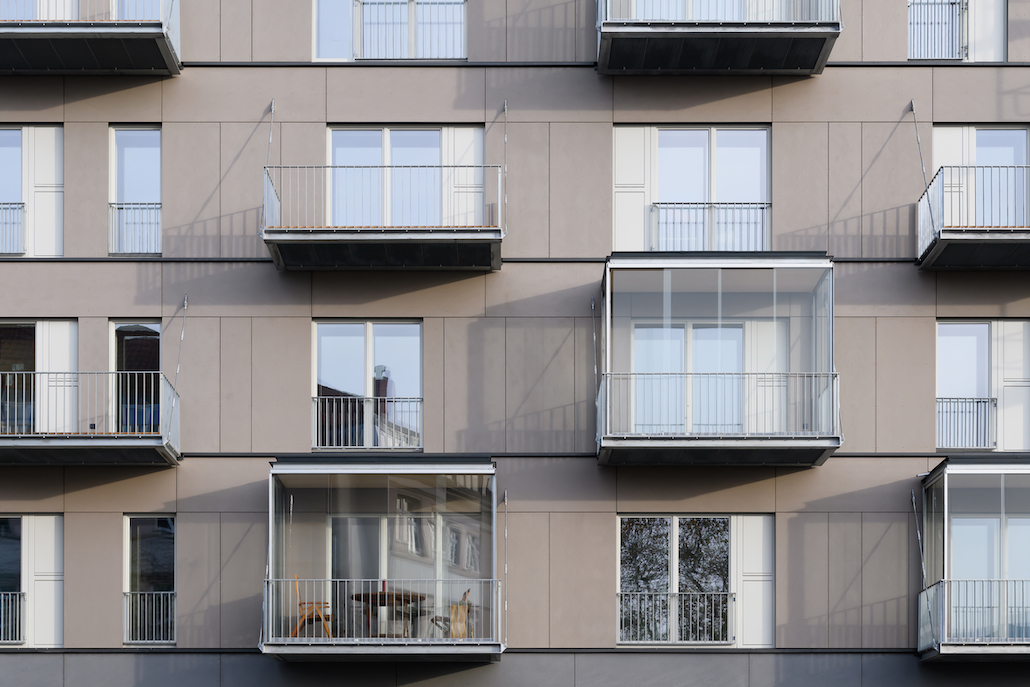 An die Fassade zur Straßenseite wurden Eternitplatten befestigt. Foto: Moritz Bernoully