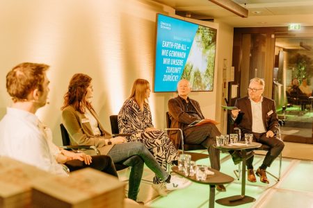 Beim Drees & Sommer Inhouse-Event in Köln diskutierten sie Lösungen für mehr Nachhaltigkeit in der Bau- und Immobilienbranche: (v.l.n.r.) Thomas Thümmler, Experte für Energiemanagement und Nachhaltigkeit, Tanja Sprenger, Verantwortliche für nachhaltige Stadtentwicklung, Anne Kloubert, Verantwortliche für den Bereich ESG im Real Estate Consulting (alle Drees & Sommer Standort NRW), Moderatorin und Influencerin Louisa Dellert, Klimaforscher Prof. Hans Joachim Schellnhuber und Stefan Heselschwerdt, Standortpartner Drees & Sommer NRW. © Drees & Sommer SE / Chantal Wagner