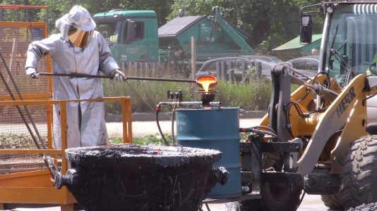 Wassergranulation von Elektroofenschlacke aus kleinem Kübel am Schlackenbeet; "Forschungsprojekt PROEOS 2" (c) FEhS-Institut