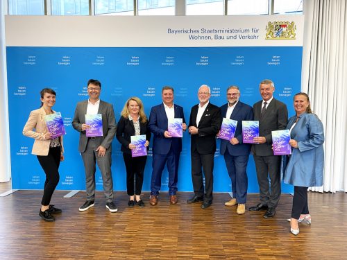 Vertreter des Runden Tisches „Beschleunigte digitale und ökologische Transformation der Bauwirtschaft in Bayern“ übergeben den Maßnahmenkatalog "Sustainable Bavaria" an Bauminster Christian Bernreiter. V.l.n.r.: Andrea Heil (A4F Architects for Future), Dr. André Müller (Vorsitzender, Verband Beratender Ingenieure e. V. Landesverband Bayern), Prof. AA Dipl. Lydia Haack (Präsidentin Bayerische Architektenkammer), Bauminister Christian Bernreiter, Prof. Dr.-Ing. Norbert Gebbeken (Präsident, Bayerische Ingenieurekammer-Bau), Matthias Braun (Leonhard Obermeyer Center, TUM), Thomas Schmid (Hauptgeschäftsführer, Bayerischer Bauindustrieverband), Birgit Gehr (Mitglied des Präsidiums, Baustoff Recycling Bayern), Foto: StMB