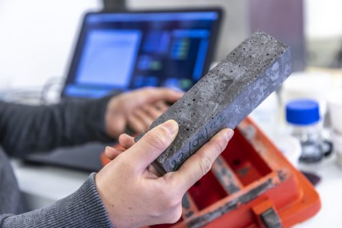 Die reststoffbasierten Geopolymere könnten künftig zementbasierten Beton ersetzen, insbesondere in korrosionsanfälligen Anwendungsumgebungen wie Abwassersysteme oder Bioabfallanlagen. Bildquelle: Lunghammer - TU Graz