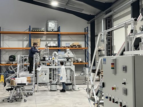 Mithilfe mechanischer Verfahrenstechniken wie dem Zick-Zack-Sichter werden die Materialien zerkleinert und sortiert. © Prof. Dr. Axel Wellendorf / TH Köln