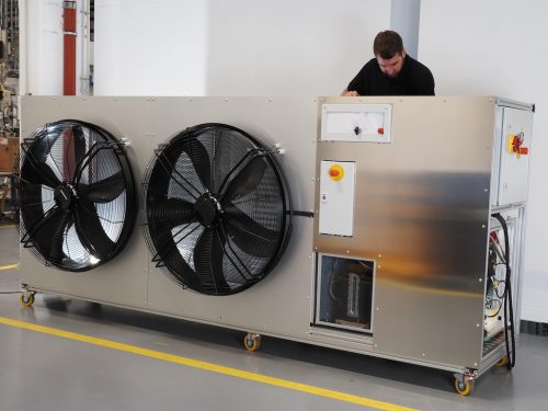 Demonstrator einer zentral außen aufgestellten Wärmepumpe als Heizungslösung für Mehrfamilienhäuser © Fraunhofer ISE