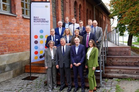 Die Teilnehmerinnen und Teilnehmer der 145. Bauministerkonferenz in Passau (Quelle: StMB).