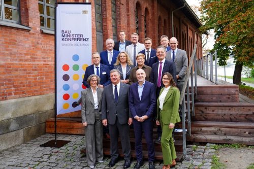 Die Teilnehmerinnen und Teilnehmer der 145. Bauministerkonferenz in Passau (Quelle: StMB).