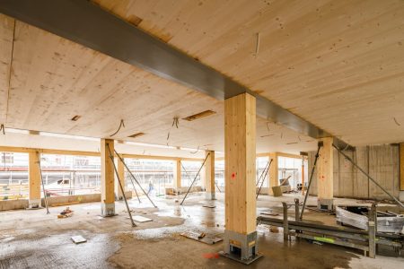 Holz-Hybrid-Objekt New7: Stützen und Decken der Holzkonstruktion werden zusätzlich sicher verankert. | Foto: Johannes Voigt für DIRINGER & SCHEIDEL