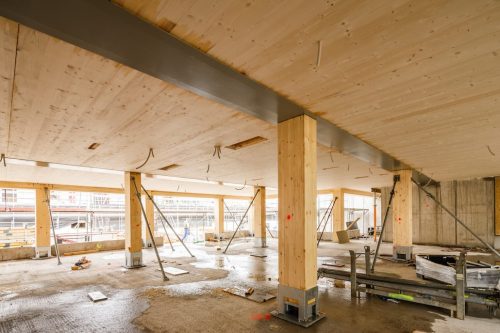 Holz-Hybrid-Objekt New7: Stützen und Decken der Holzkonstruktion werden zusätzlich sicher verankert. | Foto: Johannes Voigt für DIRINGER & SCHEIDEL