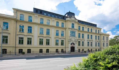 Ausgezeichnet mit dem Förderpreis zur Erhaltung historischer Bausubstanz: Die umfassend sanierte ehemalige Universitätsau-genklinik am Röntgenring © K. Selsam, Fraunhofer ISC