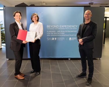 Dr. Oliver Grundei (l.) übergibt der Präsidentin der TH Lübeck, Dr. Muriel Helbig und Prof. Stephan Wehrig den Förderbescheid für das Projekt Beyond Expediency. © TH Lübeck