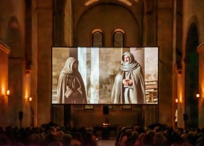 Tatort Kloster Eberbach, einst Kulisse für den Filmklassiker „Der Name der Rose“ (Bild), in dem Sean Connery als Franziskanermönch (r.) mysteriöse Morde aufklärt: Jetzt geht die Kloster-Stiftung auf Spurensuche eigener Art – und erforscht Mauerschäden als Folgen der Klimakrise. Die Deutsche Bundesstiftung Umwelt (DBU) fördert das Projekt. © Miriam Bender
