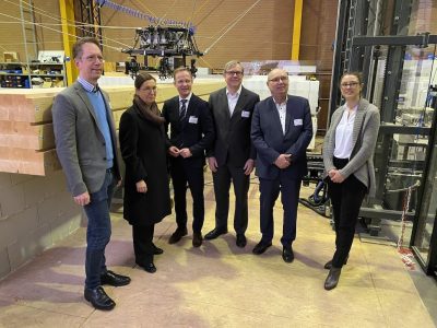 V.l.n.r: Prof. Dr.-Ing. Tobias Bruckmann, Rektorin Prof. Dr. Barbara Albert, Staatssekretär Daniel Sieveke, Prof. Dr.-Ing. Alexander Malkwitz, Prof. Dr.-Ing. Dieter Schramm und Dr. Aileen Pfeil bei der Vorführung des Seilroboters. Copyright: UDE/Birte Vierjahn