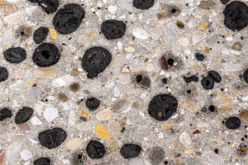 Beton könnte ganz erhebliche Mengen an CO2 speichern, wenn herkömmliche Gesteinskörnungen beispielsweise durch Pellets aus Pflanzenkohle ersetzt würden. Bild: Empa