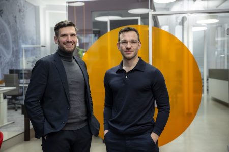 ©Andreas Endermann: Geschäftsführende Gesellschafter pro m² Jan Oelze (v.l.) und Jonas Kubon (v.r.)