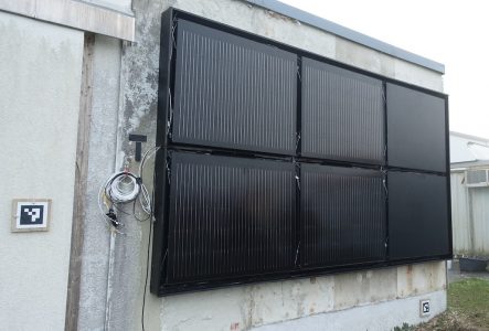 Demonstrations-Installation von sechs Fassaden-Photovoltaikelementen am Standort des Fraunhofer IBP. Die 1 mal 1,2 Meter großen PV-Elemente lassen sich beliebig erweitern, bei Bedarf farbig gestalten und sind schnell installiert.