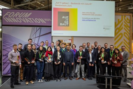 Gruppenfoto der Preisverleihung im Wettbewerb „Auf IT gebaut – Bauberufe mit Zukunft“ 2025 Bildquelle: RKW Kompetenzzentrum/Bundesfoto/Widmann