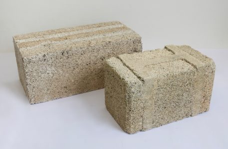 Handelsüblicher nichttragender Mauerstein aus Hanfkalk und neuartiger Prototyp mit hochverdichteten Zonen. (Foto: Heike Fischer / TH Köln)