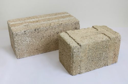 Handelsüblicher nichttragender Mauerstein aus Hanfkalk und neuartiger Prototyp mit hochverdichteten Zonen. (Foto: Heike Fischer / TH Köln)