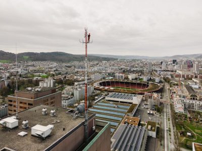 Hoch hinaus: Auf dem Messturm auf dem Dach eines Hochhauses in der Hardau werden im Rahmen von ≪ICOS Cities≫ hochpräzise Messungen durchgeführt, um die Konzentration unterschiedlicher Treibhausgase sowie ihre komplexen Flüsse über der Stadt zu erfassen. Bild: Pekka Pelkonen / ICOS RI