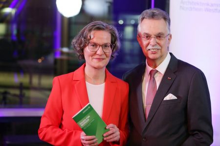 Der Präsident der Architektenkammer Nordrhein-Westfalen Ernst Uhing überreichte NRW-Bauministerin Ina Scharrenbach die neue Publikation „Bauen für Morgen. Impulse und Positionen für das nachhaltige Planen und Bauen“, in welcher die Kammer konkrete Anregungen für nachhaltige und ressourcenschonende Planungen darstellt. – Fotos: Ingo Lammert/Architektenkammer NRW