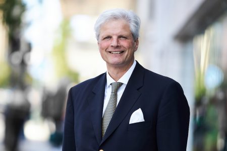 Jan Dietrich Radmacher, Vorstandsvorsitzender des Bundesverbands Kalksandsteinindustrie e.V., blickt trotz der konjunkturellen Lage, optimistisch in die Zukunft. Gemeinsam kann es gelingen, eine neue Dynamik im Wohnungsbau zu schaffen. In der heimischen Kalksandsteinindustrie wird auch die neue Bundesregierung einen zuverlässigen Partner für mehr bezahlbaren Wohnraum finden. Foto: Bundesverband Kalksandsteinindustrie e.V. / Henning Stauch