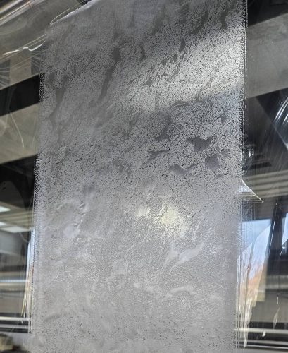 © Fraunhofer FEP Haptische Oberfläche auf einer Polymerfolie, erzeugt mittels RzR-NIL, die in Kombination mit einem Dekor innerhalb Design-PV als Verkleidung von BIPV-Modulen für Fassaden eingesetzt wird