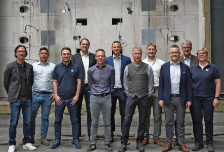 Experten des TÜV SÜD besichtigen das ift- Technologiezentrum und tauschen sich über die Details der Kooperation mit den Experten des ift Rosenheim aus. (Personen v.l.n.r. Herr Spöck/TÜV SÜD, Herr Ossner/TÜV SÜD, Herr Steinhart/TÜV SÜD, Herr Breckl-Stock/CTO ift, Herr Huber/ift, Herr Pfeif- fer/TÜV SÜD, Herr Schmidt/ift, Herr Pulver/TÜV SÜD, Dr. Peichl/CEO ift, Prof. Lass/IL ift, Frau Eisert/ift) (Quelle: ift Rosenheim)