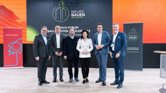 Die Initiatoren der Taskforce Gebäudetyp E aus dem Netzwerk »Neues Bauen - 80 Sekunden« (v.l.n.r.): Robert Kroth (Geschäftsführer »Neues Bauen - 80 Sekunden«), Dr. Thomas Schlenker (SVP Digitalisation Schüco International), Daniel Riedl (Vorstand Vonovia), Katherina Reiche (Vorstandsvorsitzende der Westenergie), Thomas Eiskirch (Oberbürgermeister der Stadt Bochum), Holger Unkhoff (Geschäftsführer GOLDBECK West) )