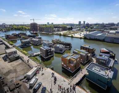 Die niederländische Energiegemeinschaft »Schoonschip« mit 30 schwimmenden Häusern nördlich von Amsterdam, die durch ein intelligentes Managementsystem des Fraunhofer ITWM in die Energiemärkte integriert wird. © Isabel Nabuurs