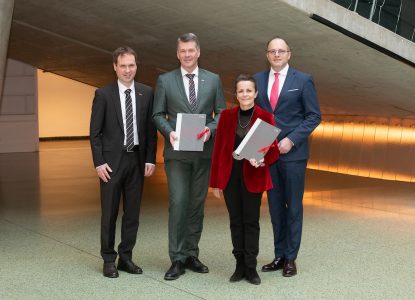 V.l.: Michael Monsberger (TU Graz-Vizerektor für Infrastruktur und Nachhaltigkeit), TU Graz-Rektor Horst Bischof, BIG-Geschäftsführerin Christine Dornaus und Maximilian Pammer (Leiter des BIG-Unternehmensbereichs Universitäten). Bildquelle: Fotogenia - TU Graz