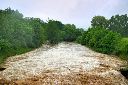 Um die Vorhersage von Hochwasser für kleine Flüsse bundesweit zu verbessern, wollen Forschende des KIT mithilfe von KI ein Hochwasservorhersagemodell erstellen. (Foto: Gabriele Zachmann, KIT)