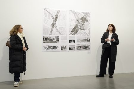Anne-Marie Fink (l.) und Lea Kloss (r.) erhielten für ihre Arbeit „Schichtwechsel“ in der Fachsparte „Freie Kunst“ den Sonderpreis der Stiftung Berliner Leben. (Foto: Sebastian Gabsch)
