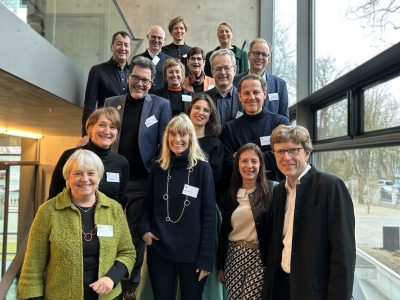 (v.o.l.n.u.r.): (4. Reihe) Prof. Hilmar von Lojewski, Mart Grisel, Anton Kolomeytsev, Prof. Dr. Agnes Förster, (3. Reihe) Prof. Dr. Oliver Weigel, Prof. Dr. Silke Weidner, Dr. Marta Doehler-Behzadi, Burkard Horn, Bernd Rosenbusch, (2. Reihe) Prof. Dr. Stefanie Bremer, Dr. Theres Rohde, Oliver May-Beckmann, (1. Reihe) Ingrid Simet, Nicola Borgmann, Andrea Degl, Prof. Dr. Engelbert Lütke Daldrup. Nicht im Bild: Prof. Dr. Klaus Bogenberger, Heiko Büttner, Prof. Dr. Marcus Gwechenberger, Dr. Rüdiger Recknagel, Prof. Dr. Miranda Schreurs.