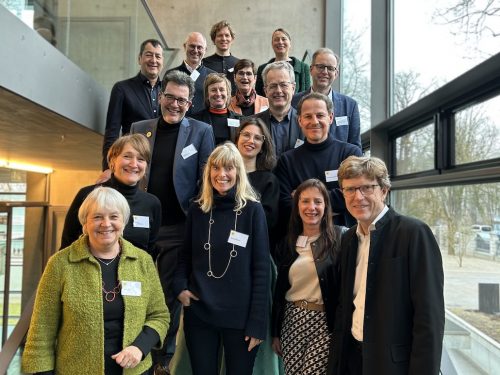 (v.o.l.n.u.r.): (4. Reihe) Prof. Hilmar von Lojewski, Mart Grisel, Anton Kolomeytsev, Prof. Dr. Agnes Förster, (3. Reihe) Prof. Dr. Oliver Weigel, Prof. Dr. Silke Weidner, Dr. Marta Doehler-Behzadi, Burkard Horn, Bernd Rosenbusch, (2. Reihe) Prof. Dr. Stefanie Bremer, Dr. Theres Rohde, Oliver May-Beckmann, (1. Reihe) Ingrid Simet, Nicola Borgmann, Andrea Degl, Prof. Dr. Engelbert Lütke Daldrup. Nicht im Bild: Prof. Dr. Klaus Bogenberger, Heiko Büttner, Prof. Dr. Marcus Gwechenberger, Dr. Rüdiger Recknagel, Prof. Dr. Miranda Schreurs.