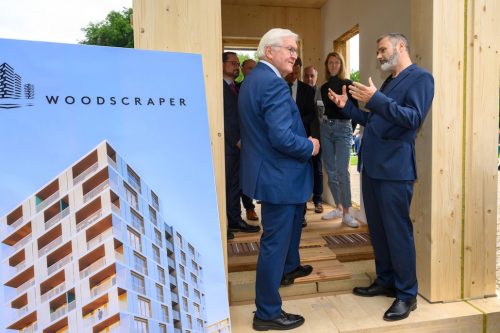 Bundespräsident Frank-Walter Steinmeier (links) lässt sich auf der Woche der Umwelt 2024 von Jörg Finkbeiner, Geschäftsführer von Partner und Partner Architektur, das von der Deutschen Bundesstiftung Umwelt (DBU) geförderte Konzept der „Woodscraper“ erklären – zwei in Wolfsburg geplanter Hochhäuser mit einem Tragwerk aus Massivholz. © Peter Himsel/DBU