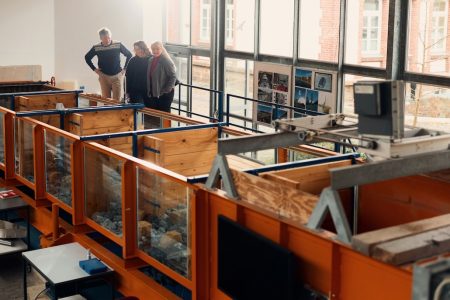 Am Strömungskanal im Wasserbaulabor auf dem Campus Minden lässt sich nachvollziehen, mit welchen Kräften Wasser auch auf Spundwände wirkt. © G. Behrens
