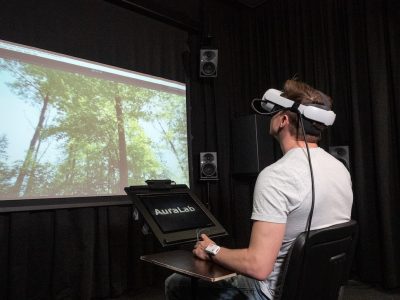 Im AuraLab der Empa tauchten Probandinnen und Probanden mit einer VR-Brille in virtuelle Welten ein, um die erholsame Wirkung von Grünflächen zu untersuchen. Bild: Empa