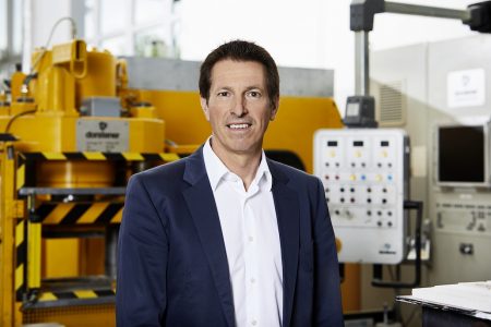 „Bis ein verbindlicher Ordnungsrahmen vorliegt, können sich unsere Mitglieder, Stakeholder und Marktpartner darauf verlassen, dass mit dem Kalksandstein-Nachhaltigkeitsgütesiegel ein einheitliches und wissenschaftlich fundiertes Bewertungssystem für unsere Industrie zur Verfügung steht, das transparente Ergebnisse liefert.“, Roland Meißner, Geschäftsführer Bundesverband Kalksandsteinindustrie e.V. Foto: Bundesverband Kalksandsteinindustrie e.V.