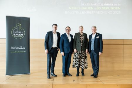 Die Initiatoren der Taskforce Mehr Wohnraum im Dach (v.l.n.r.): Matthias Mager (VELUX Deutschland, Leitung der Taskforce), Robert Kroth (Neues Bauen – 80 Sekunden), Tina Bünsow (Leaftech), Günter Broeks (Schlüter-Systems). © digitalis365 GmbH