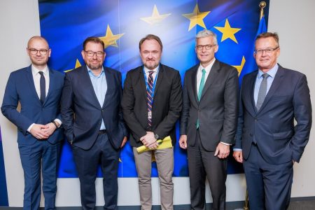 Tim-Oliver Müller (HDB), Dirk Salewski (BFW), EU-Kommissar Dan Jørgensen, Kai Warnecke (H&G) und Axel Gedaschko (GdW) (v. l.) © GdW