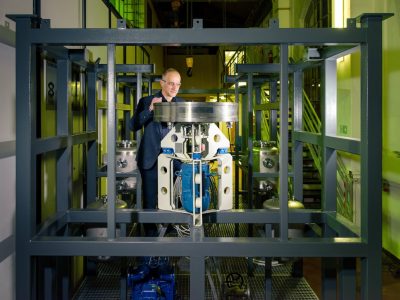 Weniger Emissionen in der Zementindustrie: Prof. Dr. Jens-Uwe Repke neben einem Teil der Pilotanlage zur CO2-Reduktion an der TU Berlin © Kevin Fuchs